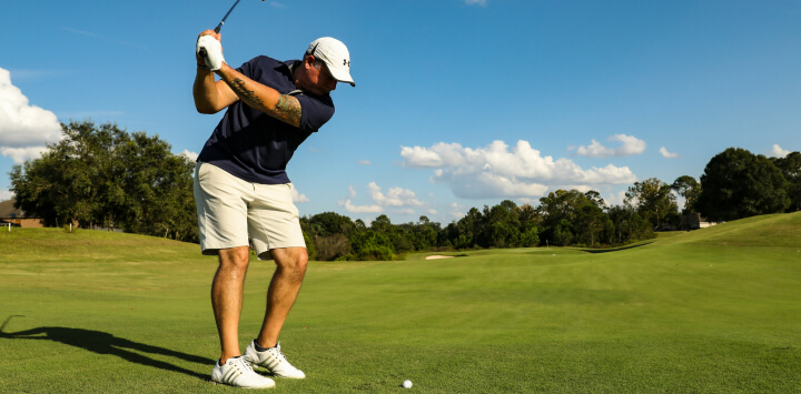 imagem de uma pessoa a jogar golfe